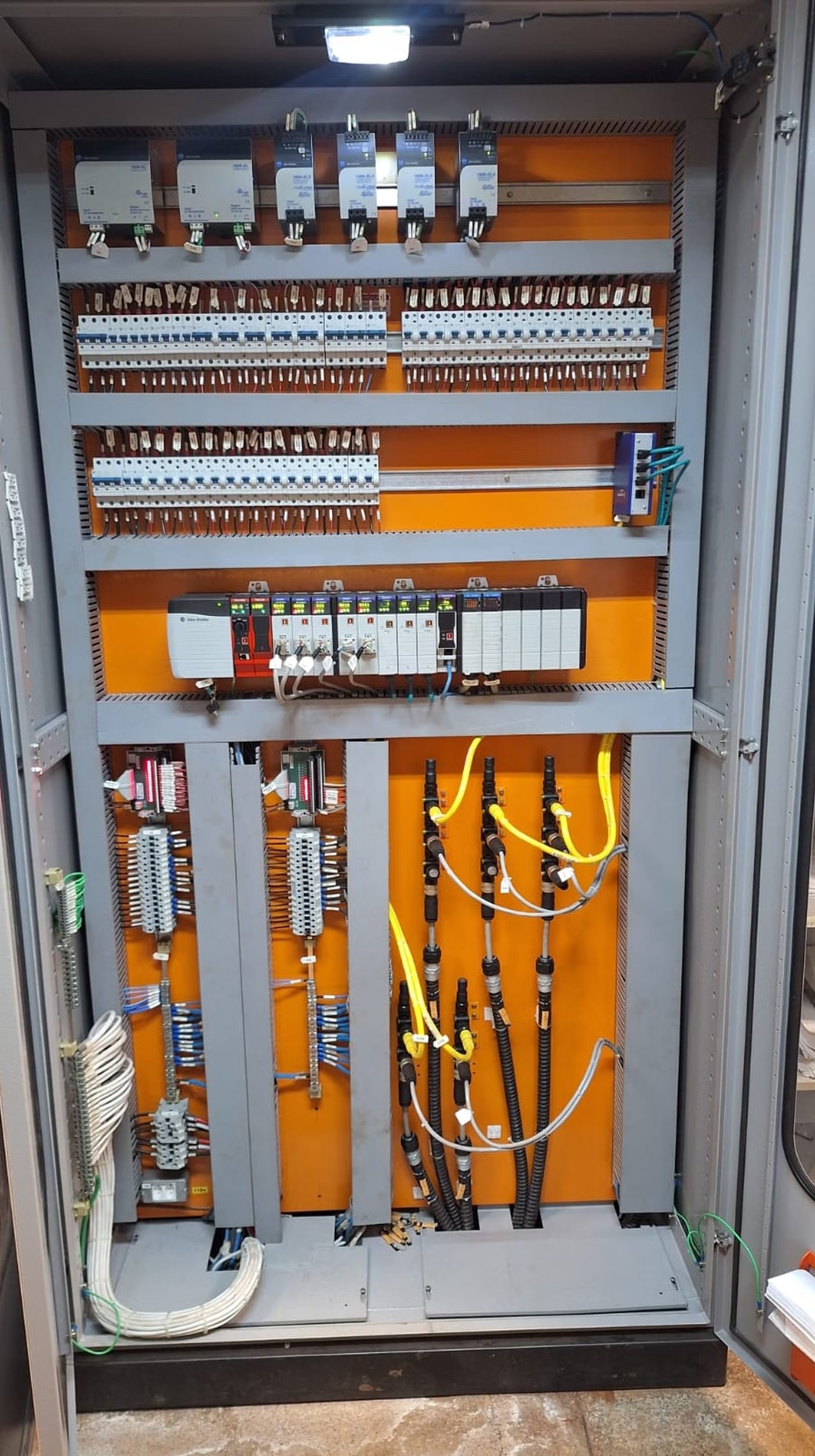 Painel elétrico industrial com componentes de automação